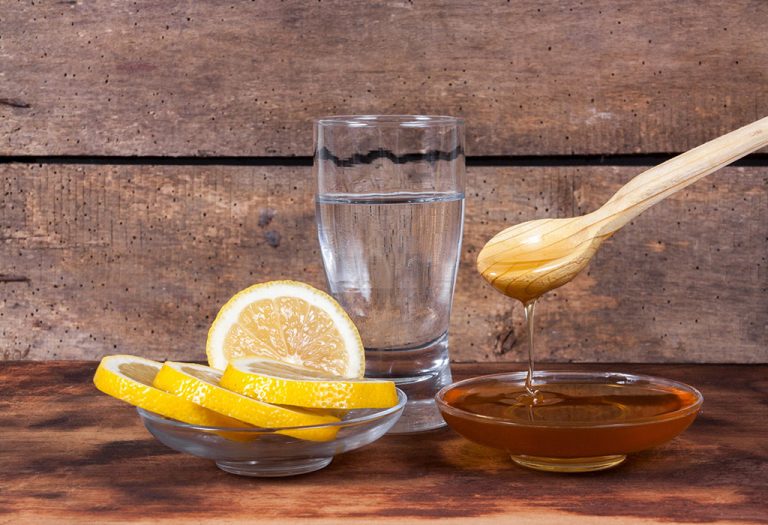 Acqua di limone mescolata con miele