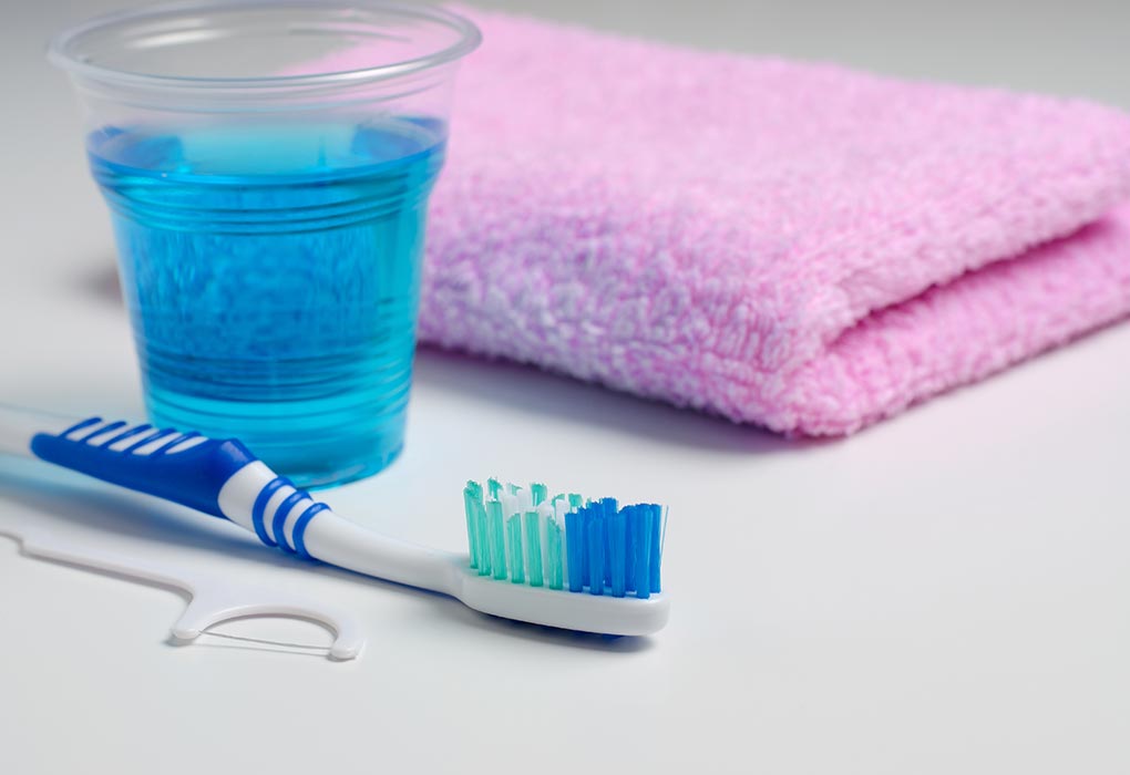 माउथवॉश से टूथब्रश साफ करें 