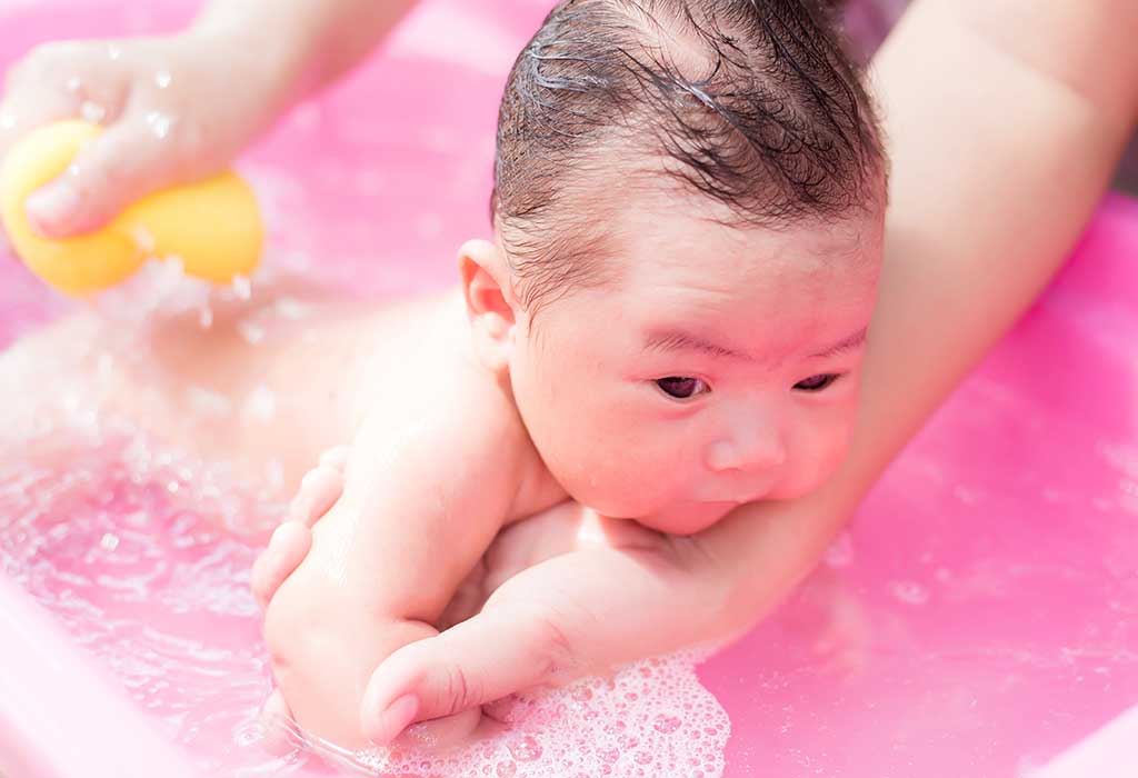बच्चे को बिना साबुन के स्पंज बाथ कराएं 