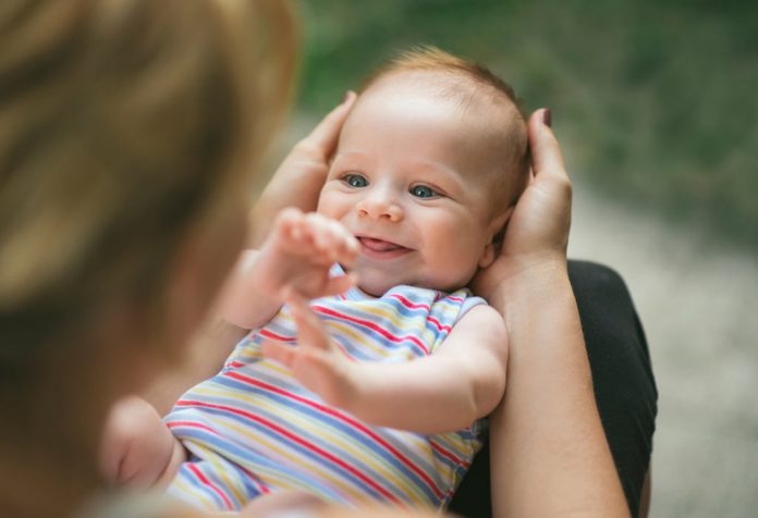 2 महीने का शिशु: वृद्धि, विकास के पड़ाव और गतिविधियां
