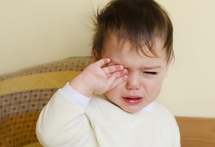 क्या करें अगर आपका बच्चा हर रोज रोते हुए जागता है?