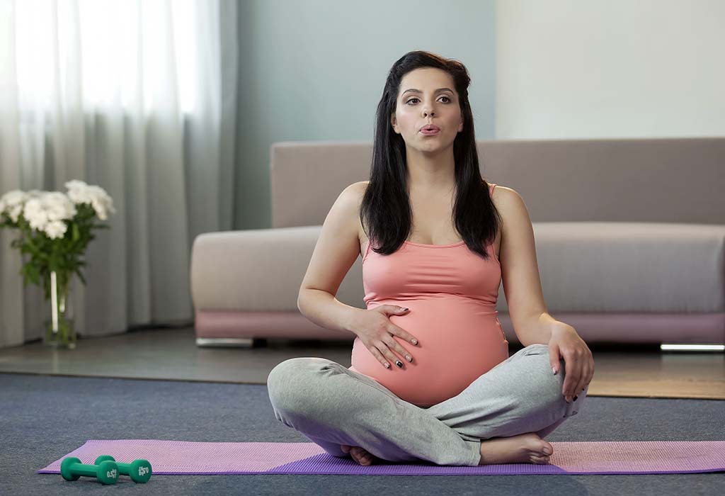 Una mujer practicando el ejercicio de respiración