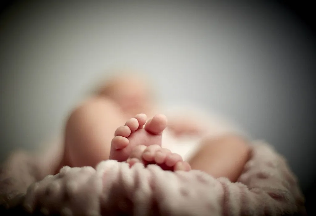 baby’s toes in focus
