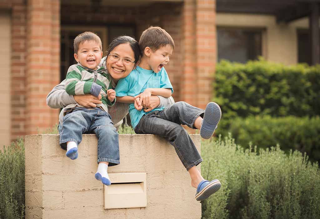 mãe única com filhos