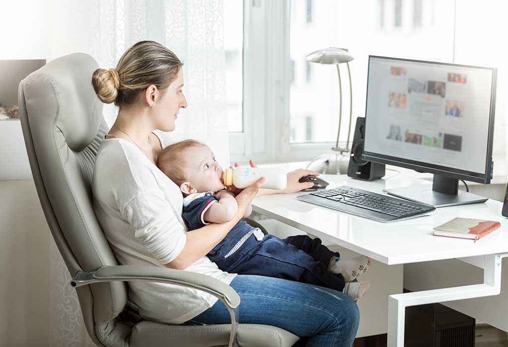 Рабочая мать. Мать грудного ребенка работает за компьютером. Baby Computer. Удаленная поддержка работающей мамы с соской.