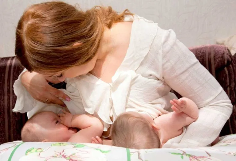 Just Had Twins? Here’s Everything You Need to Know About Breastfeeding Them!
