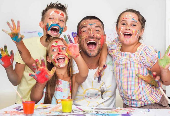 Famille colorée appréciant l'activité de teinture de cravate