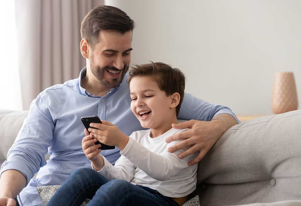 father and child using a phone