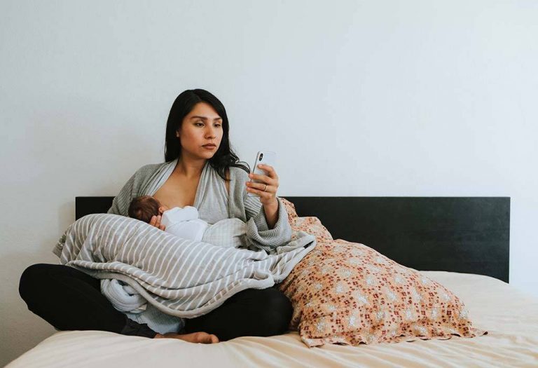 5 Reasons to Avoid Using Your Mobile Phone While Breastfeeding
