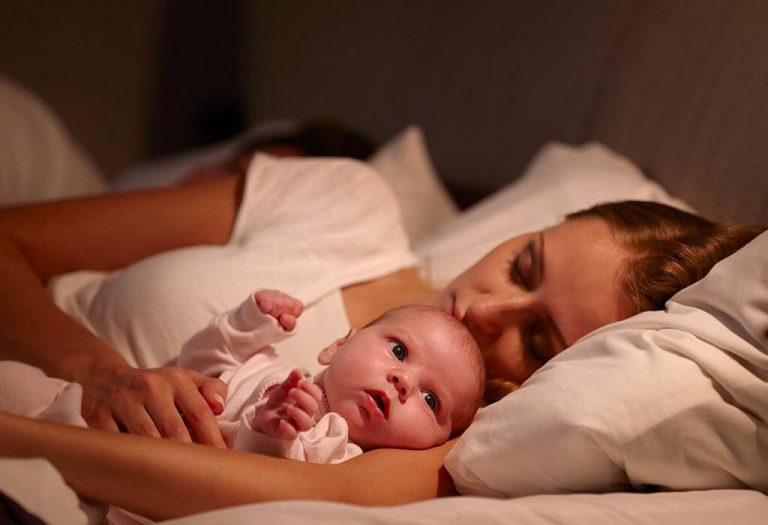 तुमचे ८ आठवड्यांचे बाळ – विकास, वाढीचे टप्पे आणि काळजी