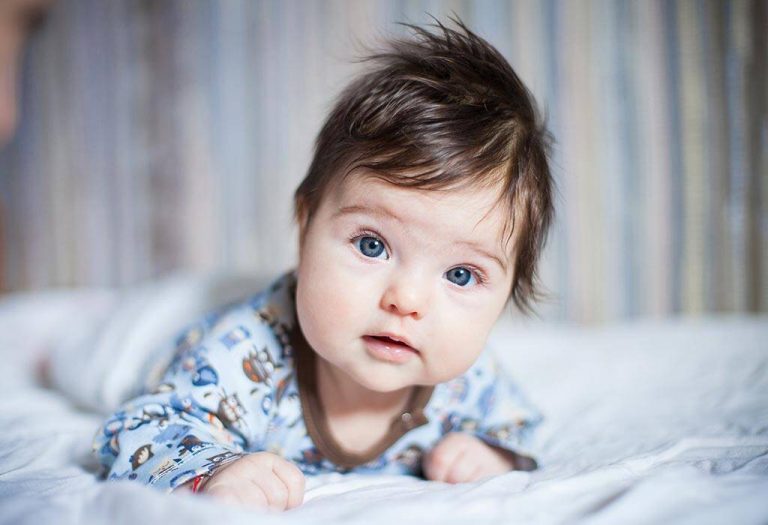 तुमचे १० आठवड्यांचे बाळ – विकास, वाढीचे टप्पे आणि काळजी