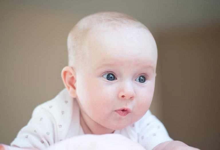 तुमचे १३ आठवड्यांचे बाळ – विकास, वाढीचे टप्पे आणि काळजी