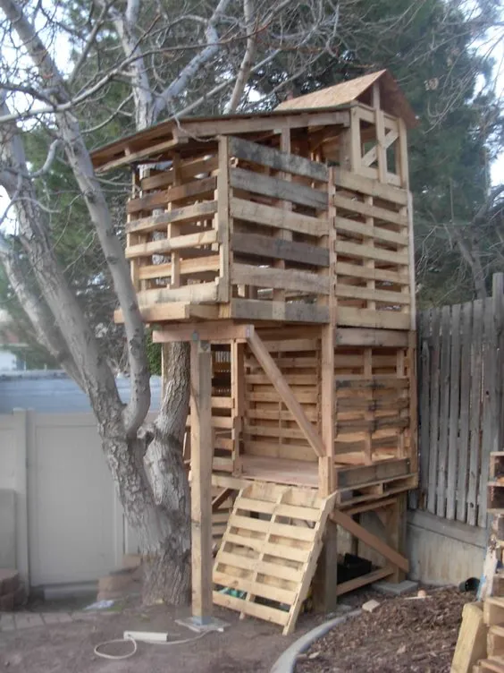 DIY Pallet Treehouse