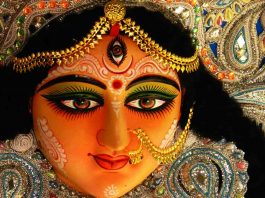 दुर्गा पूजा पर 15 सबसे प्रसिद्ध आरती और भजन – लिरिक्स के साथ दुर्गा पूजा के लिए 10 प्रसिद्ध आरती और भजन