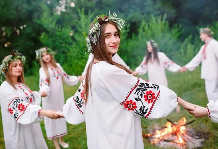 girls in Slavic clothes