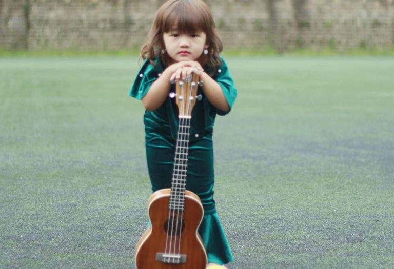 This Awe-dorable 4-Year-Old's Rendition of Maa Tujhe Salaam is Winning People's Hearts!