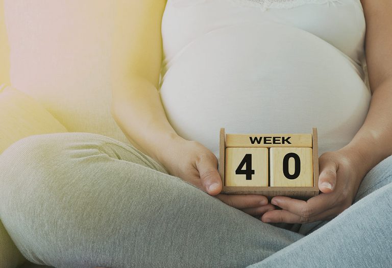 ४० आठवड्यांच्या गर्भवती आहात आणि प्रसूतीची लक्षणे नाहीत – तुम्ही काळजी करावी का?