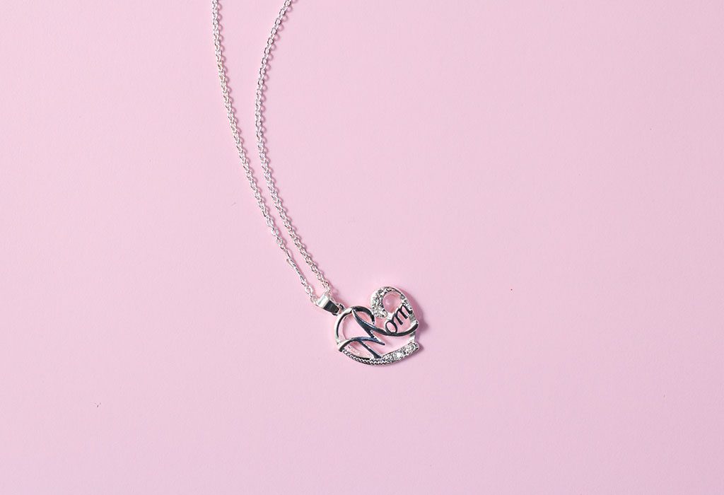 A customised necklace as a Valentine’s Day Gift for Moms