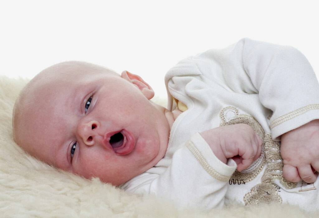 बाळांच्या घसा खवखवण्यावर १० सर्वोत्तम घरगुती उपाय