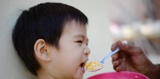 Baccho Ko Zabardasti Khana Khilane Ke Hanikarak Prabhav