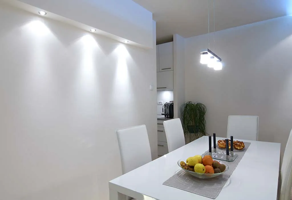 SIMPLE HORIZONTAL LIGHT FIXTURE