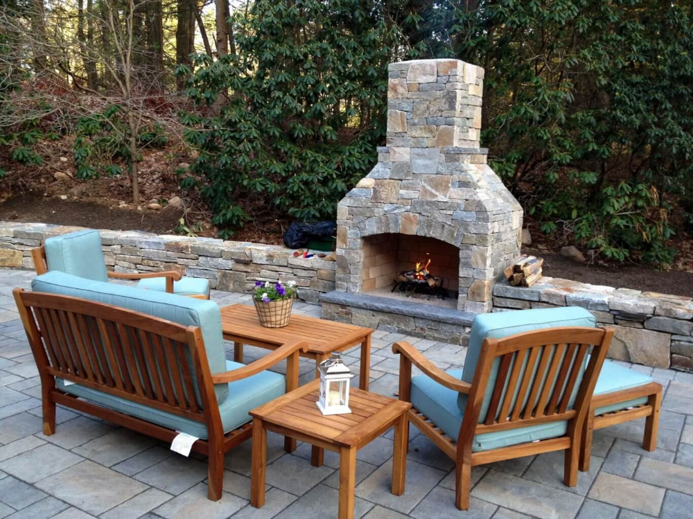 The Hot and Tiny Backyard Fireplaces