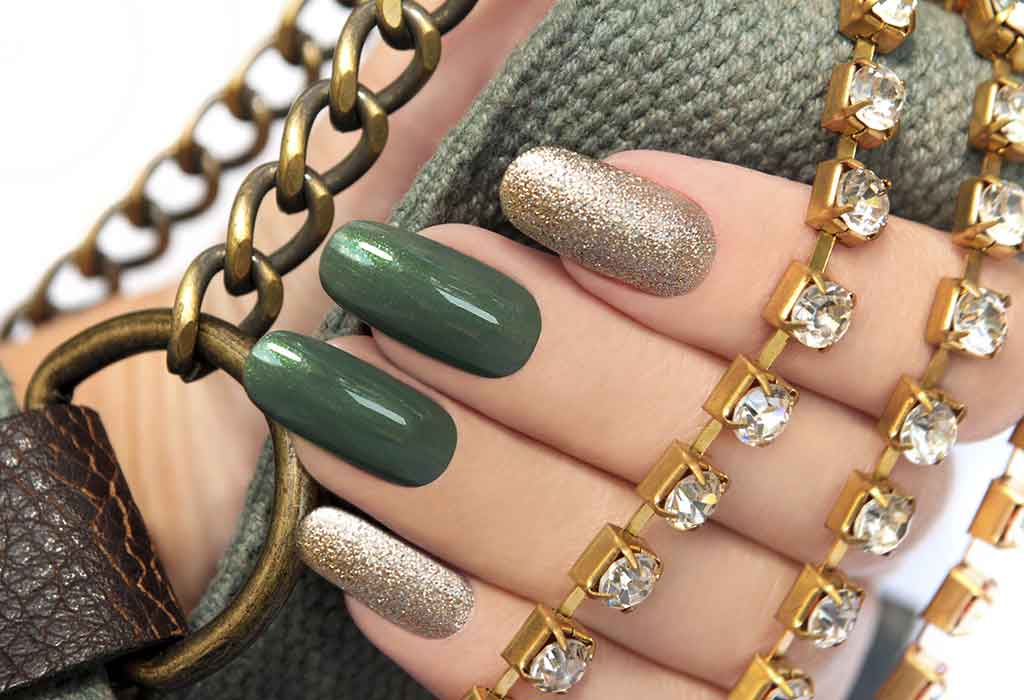 15 Beautiful Glitter Nail Ideas to Glam up for Your Next Look
