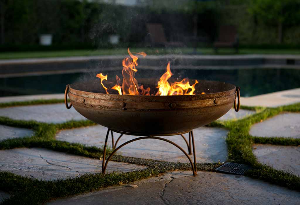 Metallic and Porcelain Fire Pit in a Contemporary Way