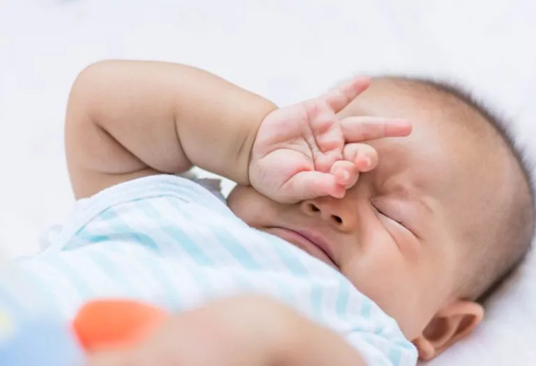 बाळांचे डोळे आल्यास (पिंक आय) त्यावर ११ घरगुती उपचार