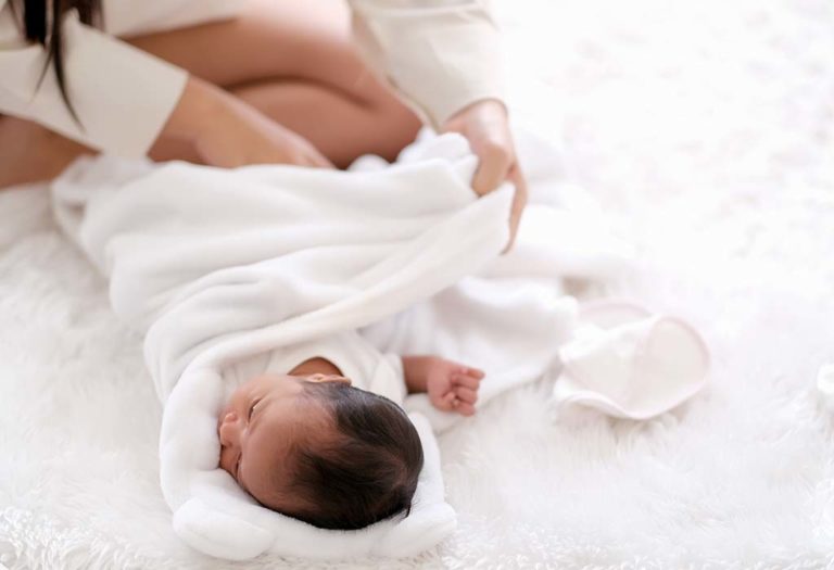 Swaddle Bathing For Baby Benefits, Risks & Things To Remember
