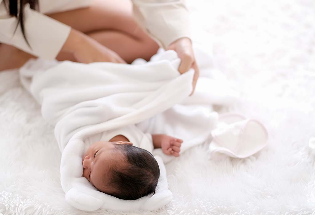 How to Give a Swaddle Bath to Your Baby?