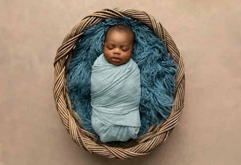 What Is a Swaddle Bath and How to Give One?