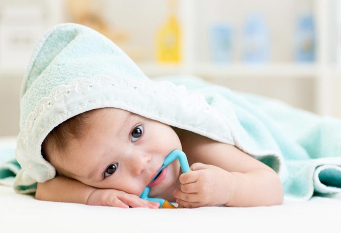 बाळाला दात येत असताना ताप येणे