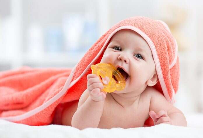 बाळाला दात येतानाचे  समज आणि गैरसमज जे पालकांना माहिती असावेत