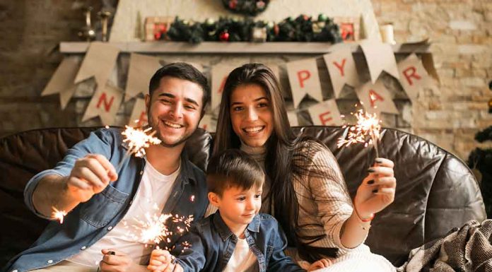 नववर्ष पर निबंध (Essay On New Year In Hindi) बच्चों के लिए ‘नए साल' पर निबंध