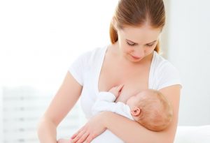 स्तनपान करणाऱ्या मातांना मासिक पाळी लवकर का येत नाही