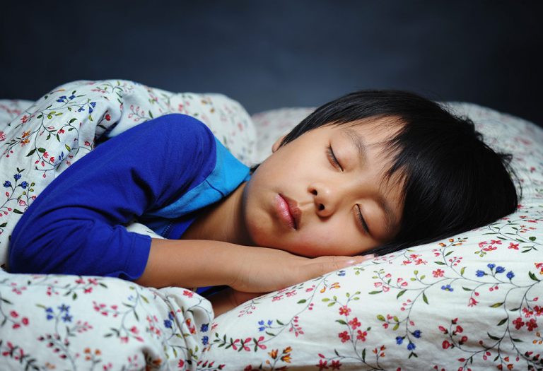 मुलांच्या झोपेत अंथरूण ओले करण्याच्या समस्येसाठी जीवनशैलीतील बदल