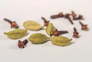मुलांच्या श्वासाच्या दुर्गंधीवर उपचार करण्यासाठी घरगुती उपाय