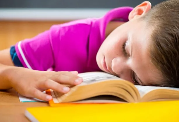 थकलेले मूल झोपलेले