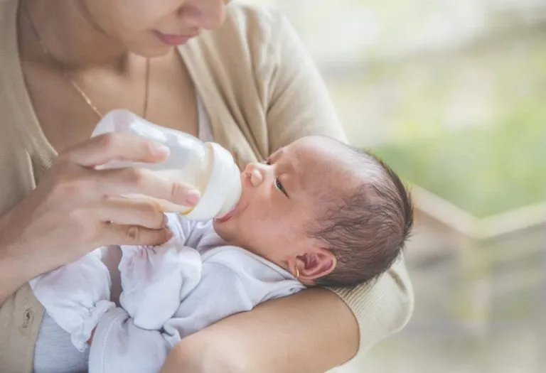 नवजात बाळ ते ४  महिन्यांपर्यंतच्या बाळाचा आहार  आणि  टिप्स
