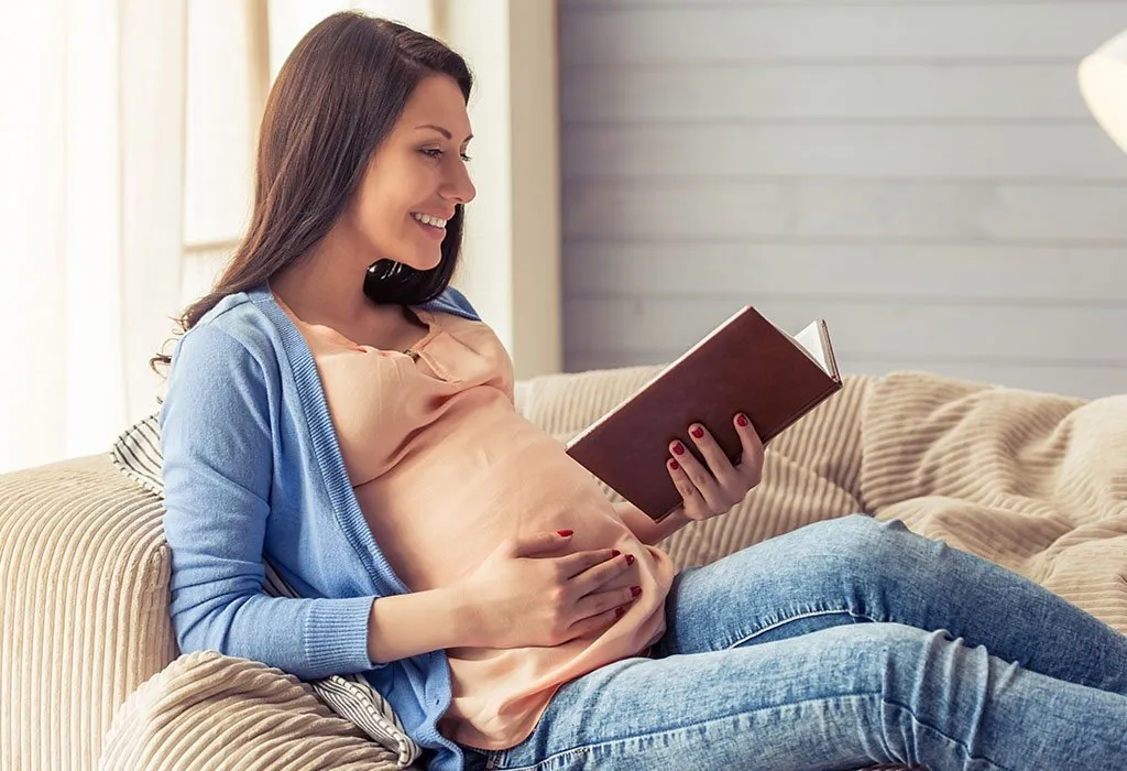 गर्भाशयातील बाळासाठी गोष्टी वाचणे : कारणे आणि फायदे