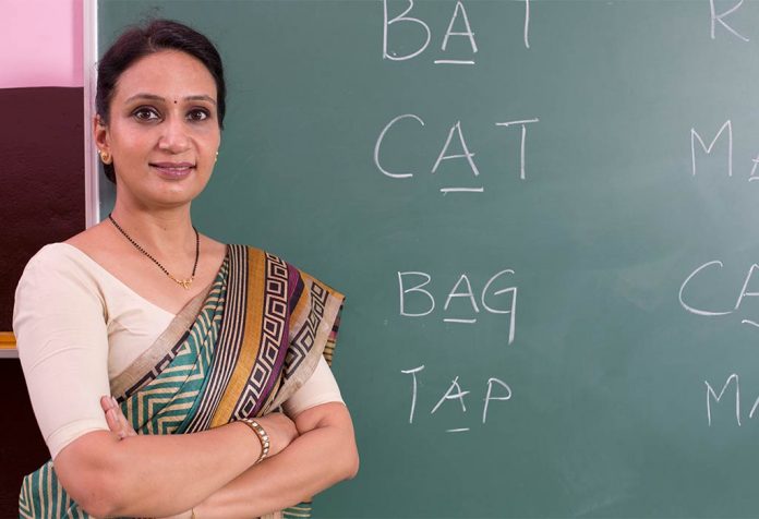 मेरे प्रिय शिक्षक पर निबंध (Essay On Teacher In Hindi)