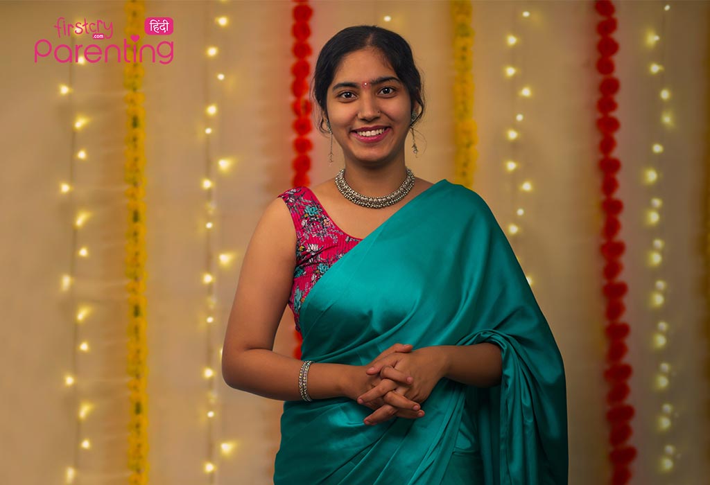 मोरपंखी हरा रंग के वस्त्र में भारतीय महिला