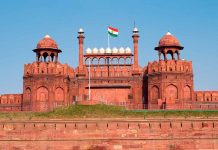 Essay On Red Fort in Hindi