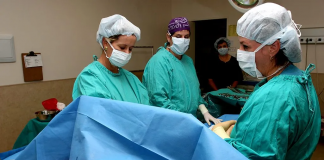 वैक्यूम (वेंटहाउस) सहायता से प्रसव कराना.