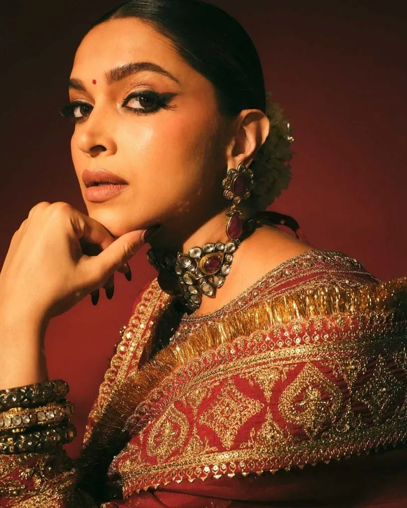 Deepika Padukone pose in saree
