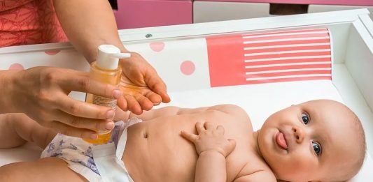 क्या बच्चों के लिए मिनरल ऑयल का उपयोग करना चाहिए | Kya Baccho Ke Liye Mineral Oil Ka Upyog Karna Chahiye क्या बच्चों के लिए मिनरल ऑयल का उपयोग करना चाहिए | Kya Baccho Ke Liye Mineral Oil Ka Upyog Karna Chahiye