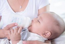 बच्चे को नियंत्रिक गति से बोतल से दूध पिलाना – कैसे करें, फायदे और नुकसान | Bachhe Ko Niyantrit Gati Se Bottle Se Doodh Pilana Bachhe Ko Niyantrit Gati Se Bottle Se Doodh Pilana