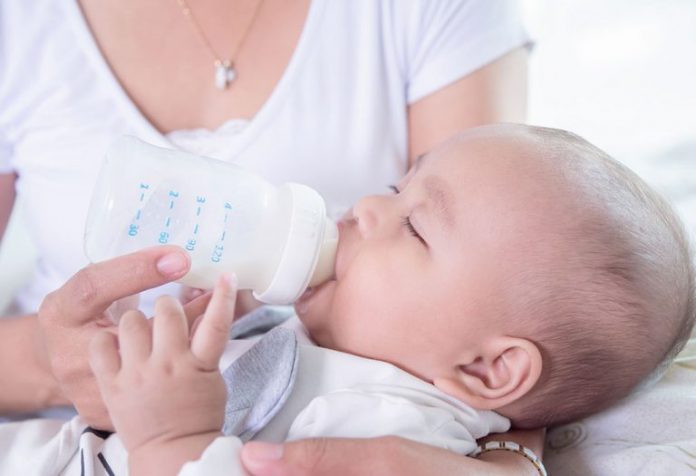 Bachhe Ko Niyantrit Gati Se Bottle Se Doodh Pilana