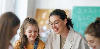 प्रिय शिक्षक पर निबंध (Essay On Favourite Teacher In Hindi) Essay On Favourite Teacher In Hindi)